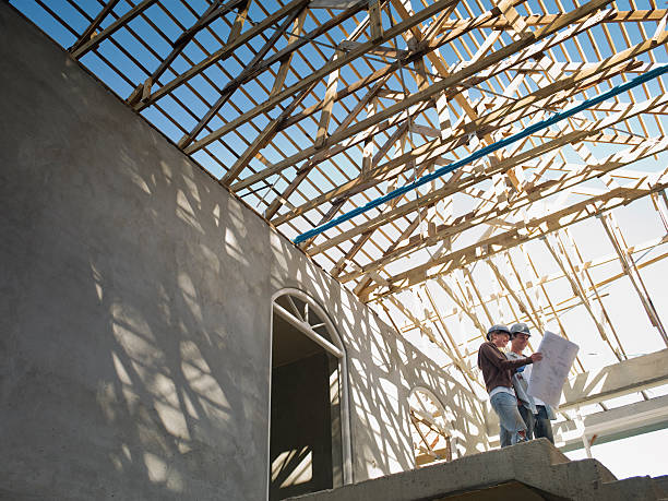 Chef de chantier qui assure le suivi de la construction d'une maison passive