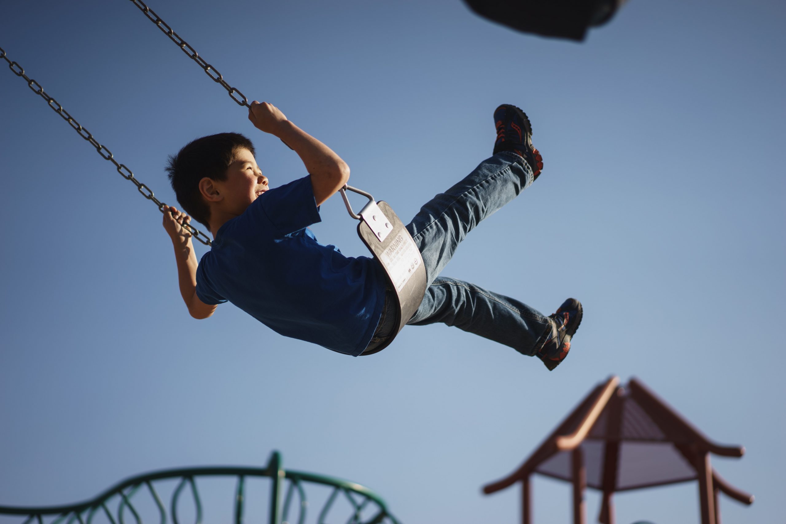 Un enfant sur balançoire